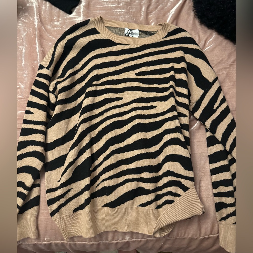 Super cute sweater! Never worn!